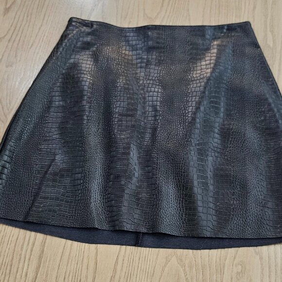 Express Faux Crocodile Black Mini Skirt Size XS (00) NWOT Never Worn Lined - Picture 2 of 14